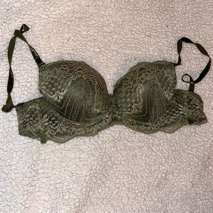 Lacy green women’s bra size 34B